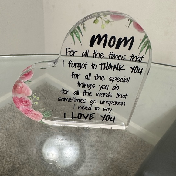 ACRYLIC HEART SHAPED GIFT GOR MOMS - Picture 1 of 3